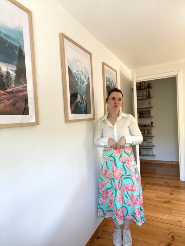 SATIN, FLEURS ET BEAUX JOURS : UNE PETITE JUPE ET CA PART